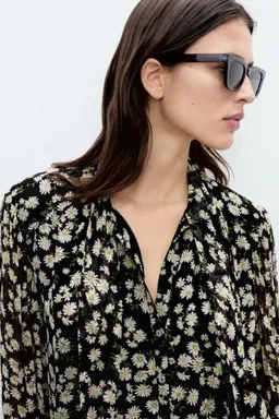 Blusa floral con lazo de Mango en Blusas para argentina