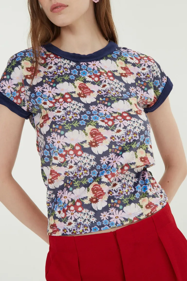 Remera de mujer manga corta con estampado floral y detalles de ribb en cuello y mangas de Las Pepas en Remeras para argentina