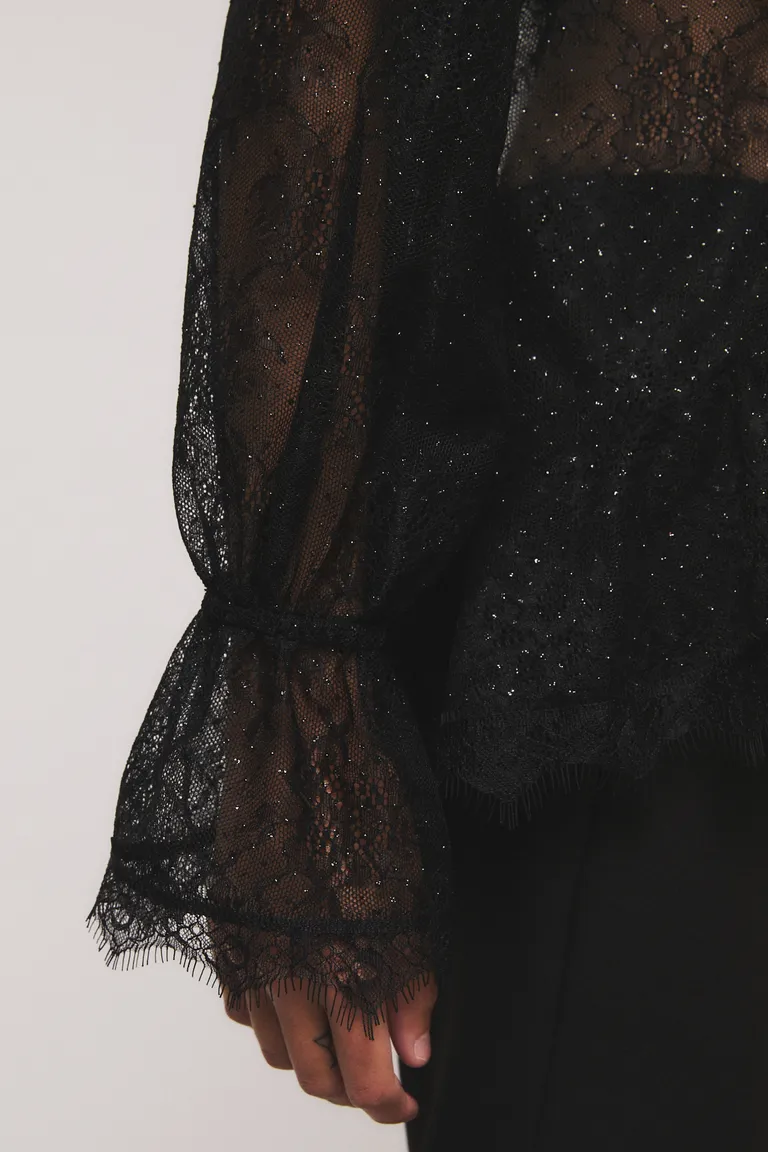 Blusa de encaje con volados en puños y lazo al cuello de corte regular de Kosiuko en Blusas para argentina