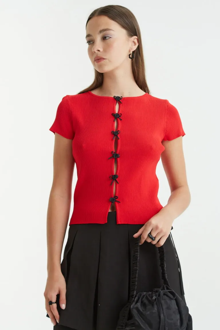 Remera de tejido ribb con cuello redondo y detalle de moños frontales de Las Pepas en Remeras para argentina