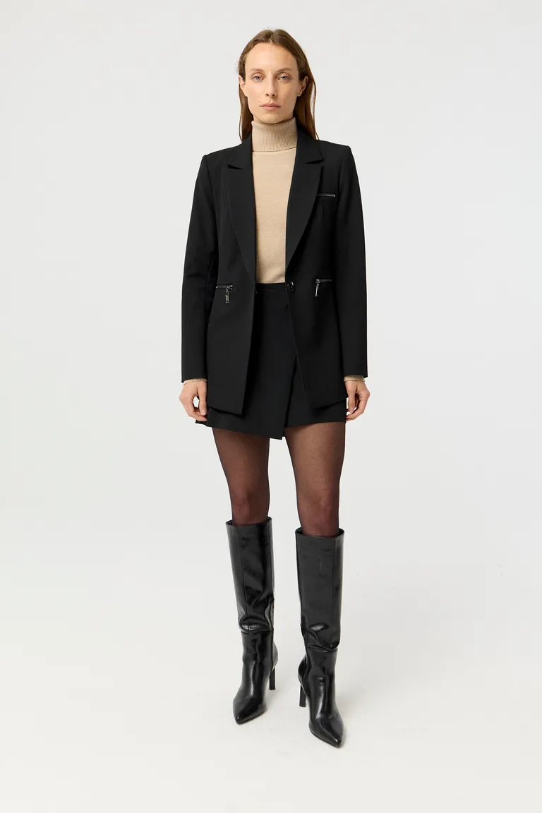 Pollera pantalón de sastrería tiro alto con detalle metálico de cadena en delantero de Markova en Shorts para argentina