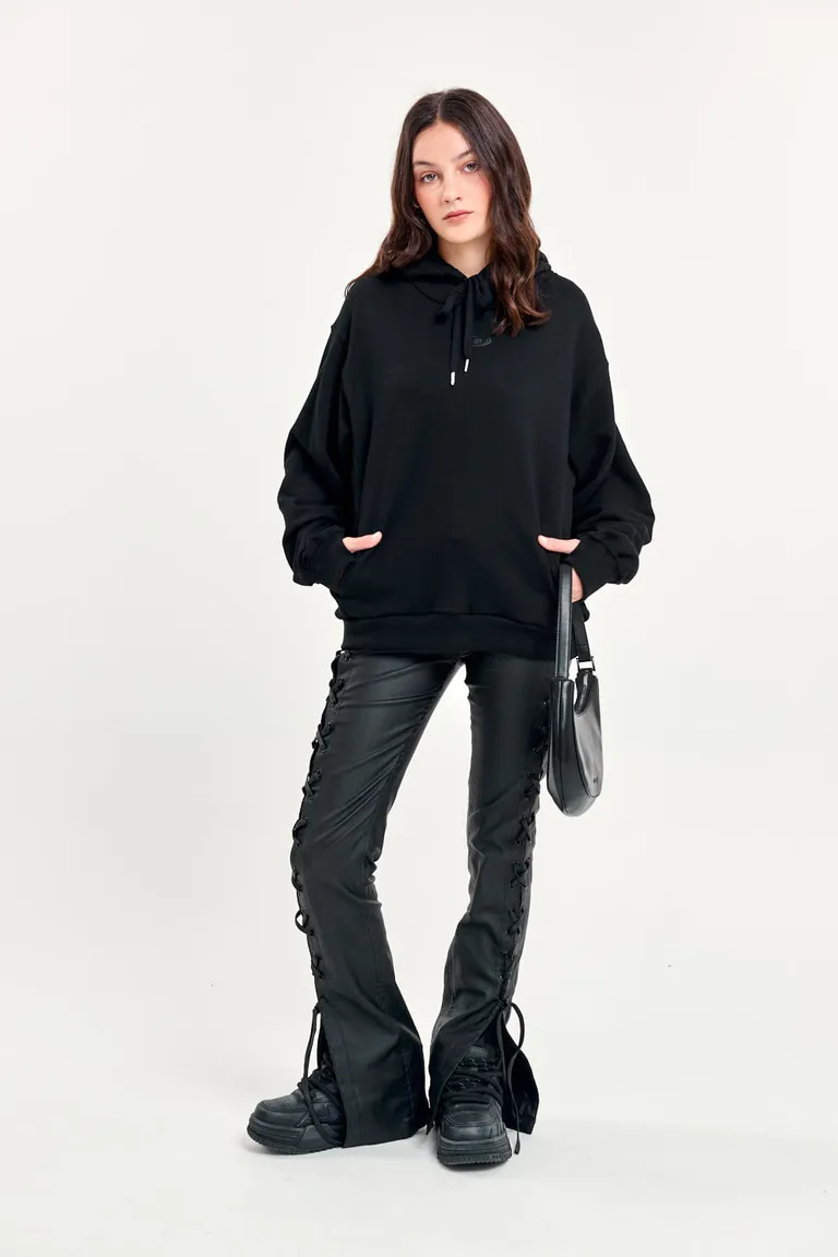 Cálido buzo negro de frisado con capucha y bolsillo frontal para un look relajado y casual de 47 Street en Buzos y Sweaters para argentina