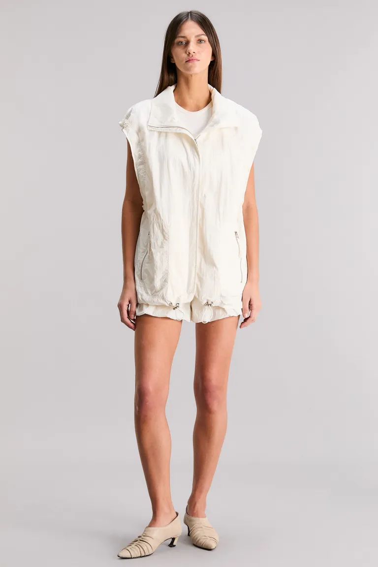 Chaleco oversize blanco de corte largo y diseño técnico con ajuste en cintura de Kosiuko en Chalecos para argentina
