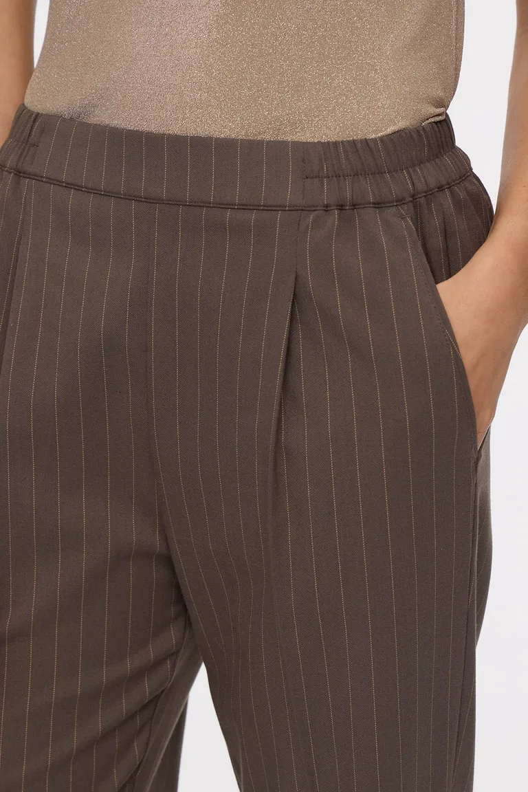 Pantalón babucha sastrero con diseño de rayas y cintura elastizada de Cuesta Blanca en Pantalones para argentina