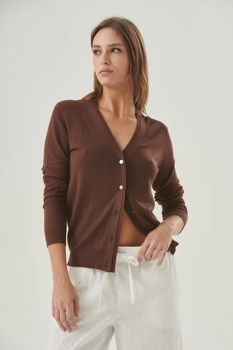 Cardigan marrón de corte clásico y calce relajado, perfecto para llevar en cualquier ocasión de Sweet en Buzos y Sweaters para argentina
