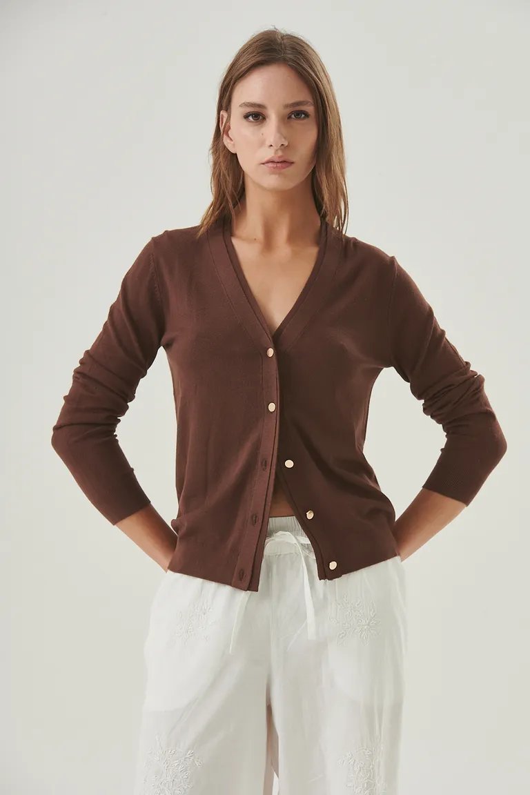 Cardigan marrón de corte clásico y calce relajado, perfecto para llevar en cualquier ocasión de Sweet en Buzos y Sweaters para argentina