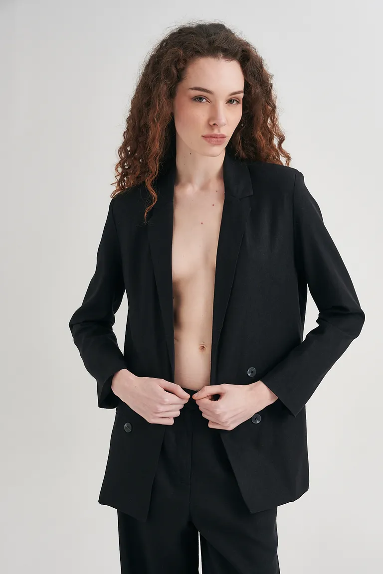 Blazer de lino negro con cuello de solapa y botones fantasía, ideal para múltiples ocasiones de Sweet en Blazers para argentina