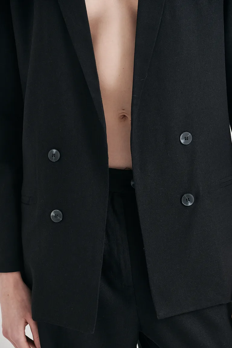 Blazer de lino negro con cuello de solapa y botones fantasía, ideal para múltiples ocasiones de Sweet en Blazers para argentina