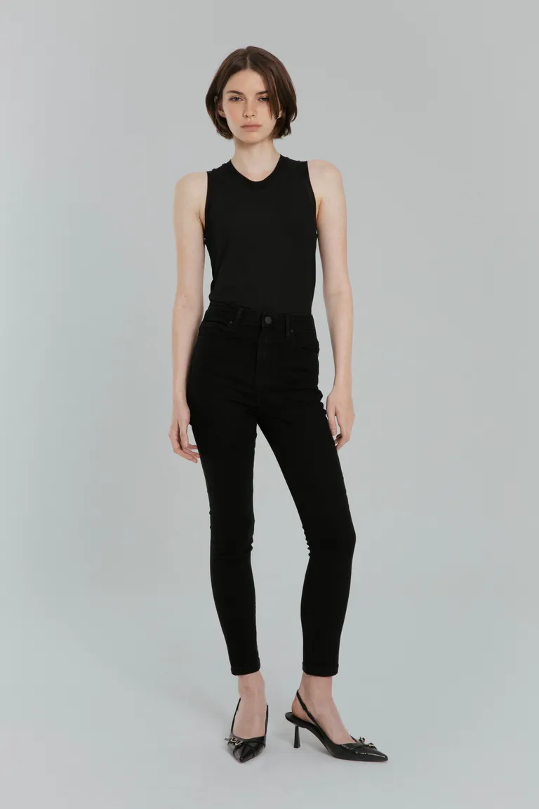 Pantalón chupín de denim negro con lavado medio, corte ajustado y apariencia clásica de Naíma en Pantalones para argentina