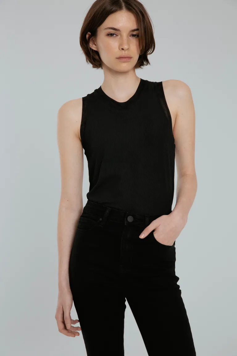 Pantalón chupín de denim negro con lavado medio, corte ajustado y apariencia clásica de Naíma en Pantalones para argentina