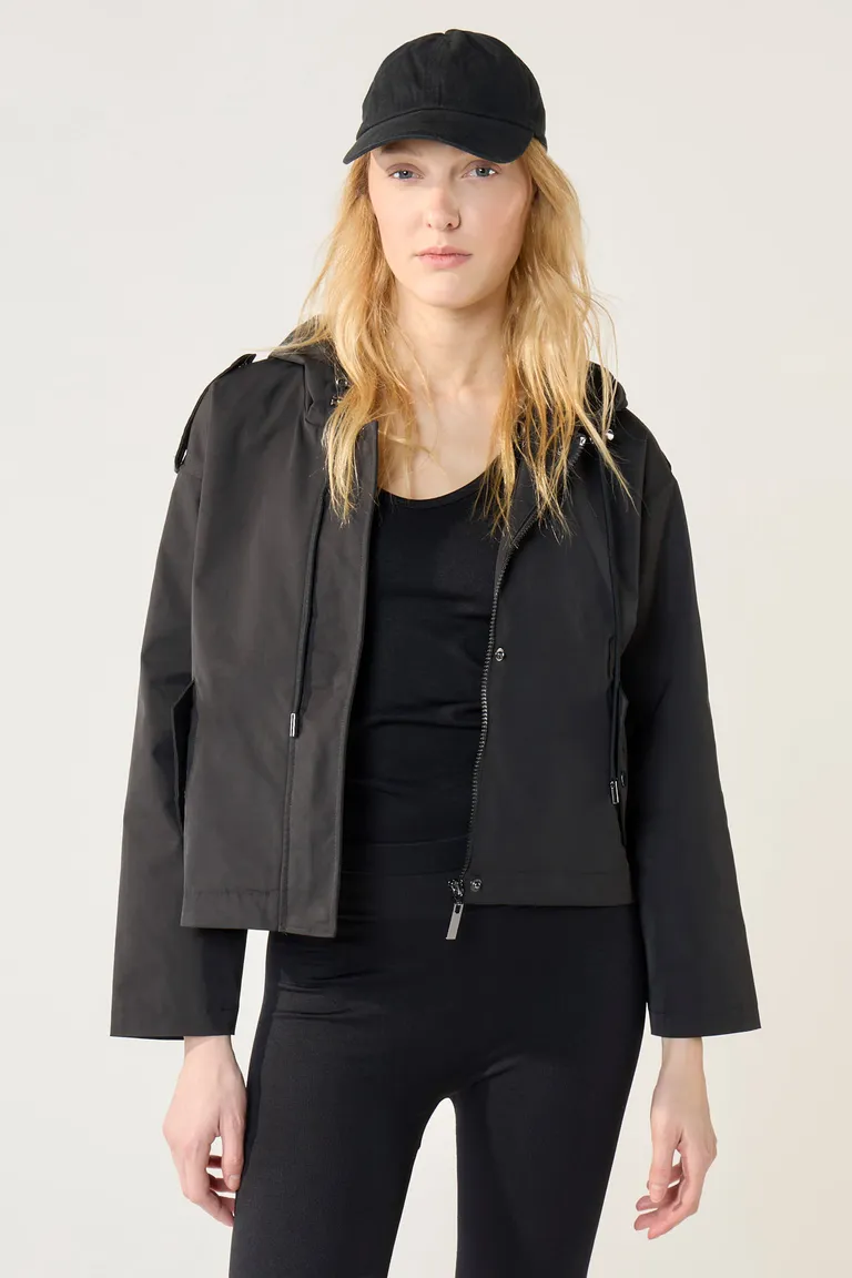 Chaqueta con capucha y charretera en los hombros, un diseño moderno y funcional para el día a día de Cuesta Blanca en Chaquetas para argentina