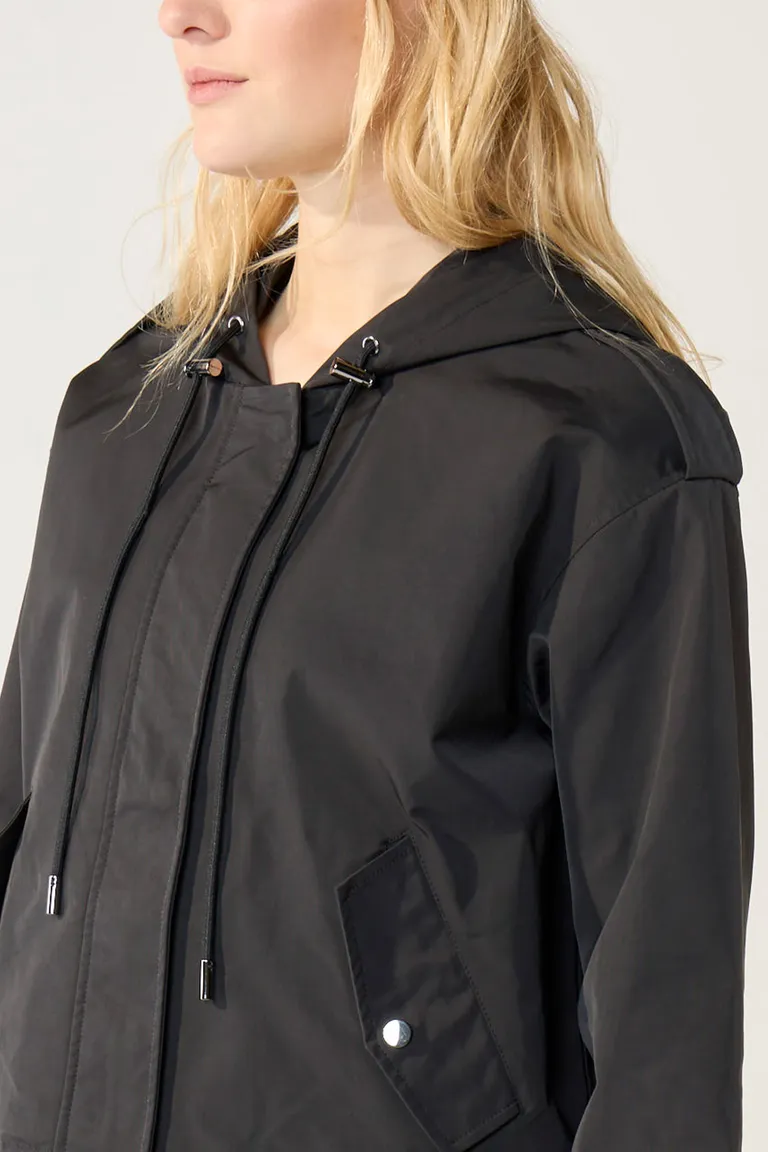 Chaqueta con capucha y charretera en los hombros, un diseño moderno y funcional para el día a día de Cuesta Blanca en Chaquetas para argentina