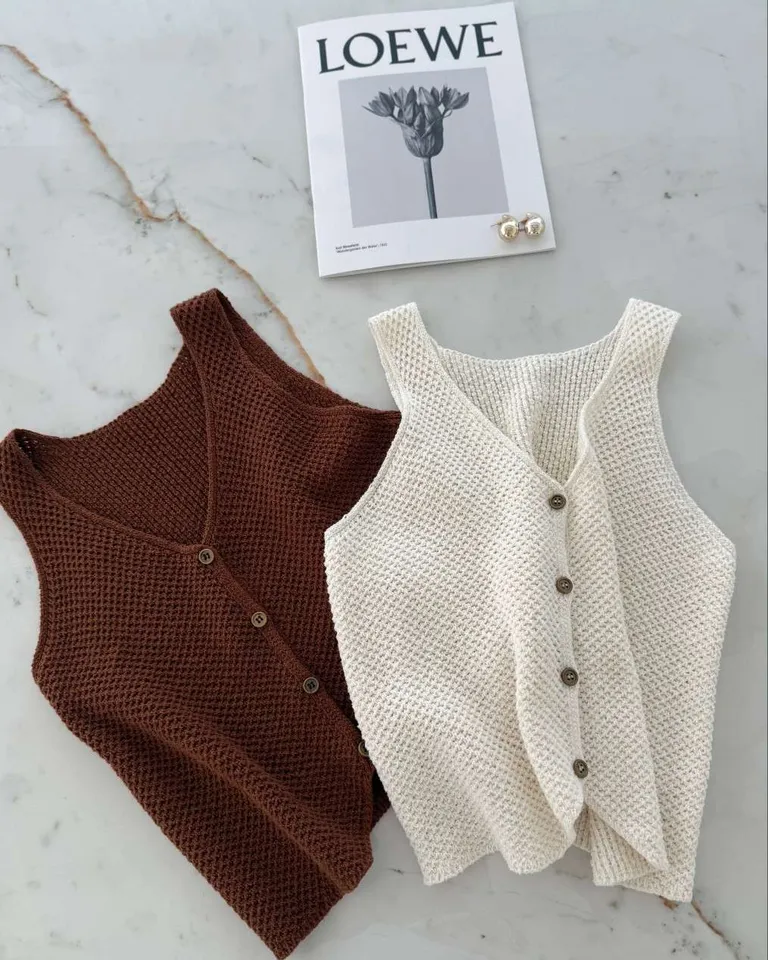 Chaleco crochet tipo panal con botones, prenda femenina y atemporal para el armario de Hesed en Chalecos para argentina