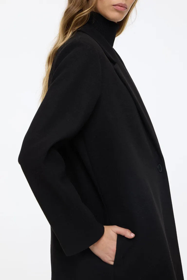 Tapado de mujer a media pierna con cuello solapa y cierre frontal de un solo botón de Cuesta Blanca en Tapados para argentina