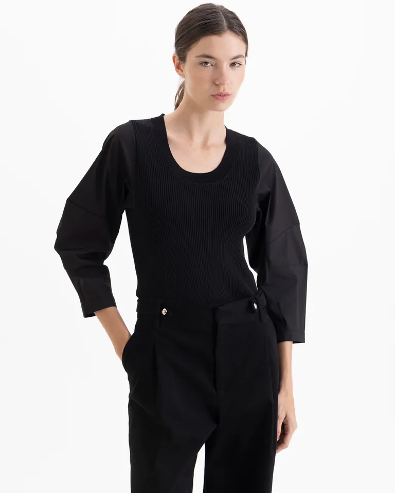 Top femenino de calce entallado con mangas largas con volumen y escote redondo de Jazmin Chebar en Tops para argentina