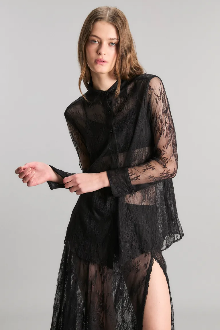 Camisa de encaje negro con diseño floral y manga larga para un look elegante y sofisticado de Kosiuko en Camisas para argentina