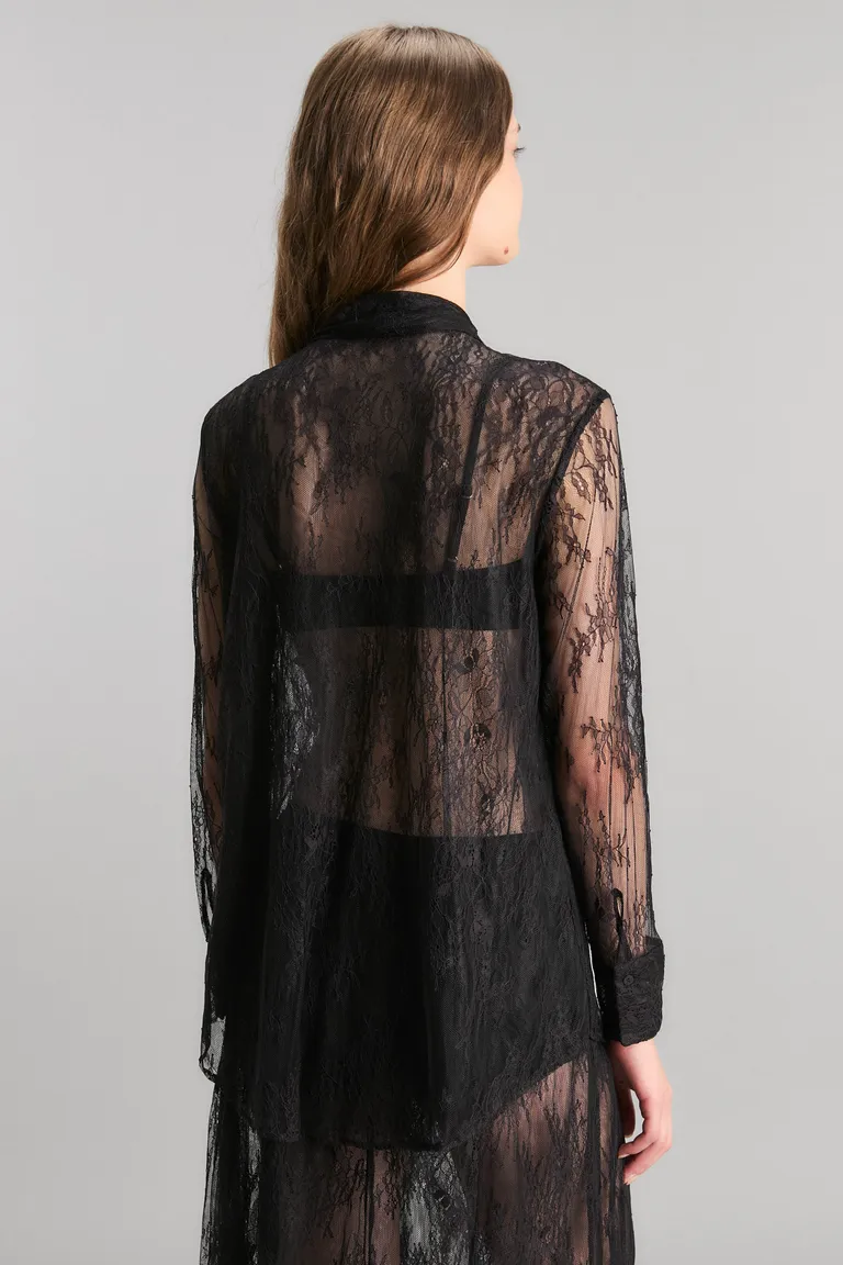 Camisa de encaje negro con diseño floral y manga larga para un look elegante y sofisticado de Kosiuko en Camisas para argentina