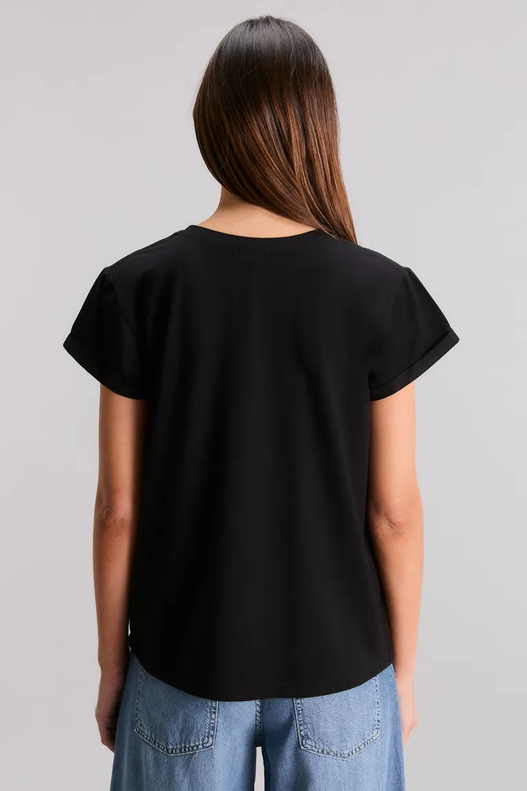 Remera de algodón con estampado tropical en diseño exclusivo de Kosiuko en Remeras para argentina