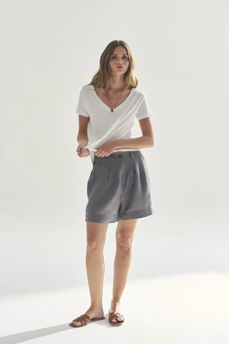 Remera blanca de escote en V para mujer, diseño relajado y versátil de Akiabara en Remeras para argentina