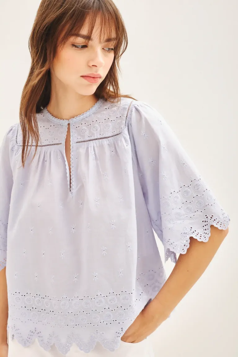 Camisa de algodón con bordados decorativos en mangas y ruedo de Rapsodia en Camisas para argentina