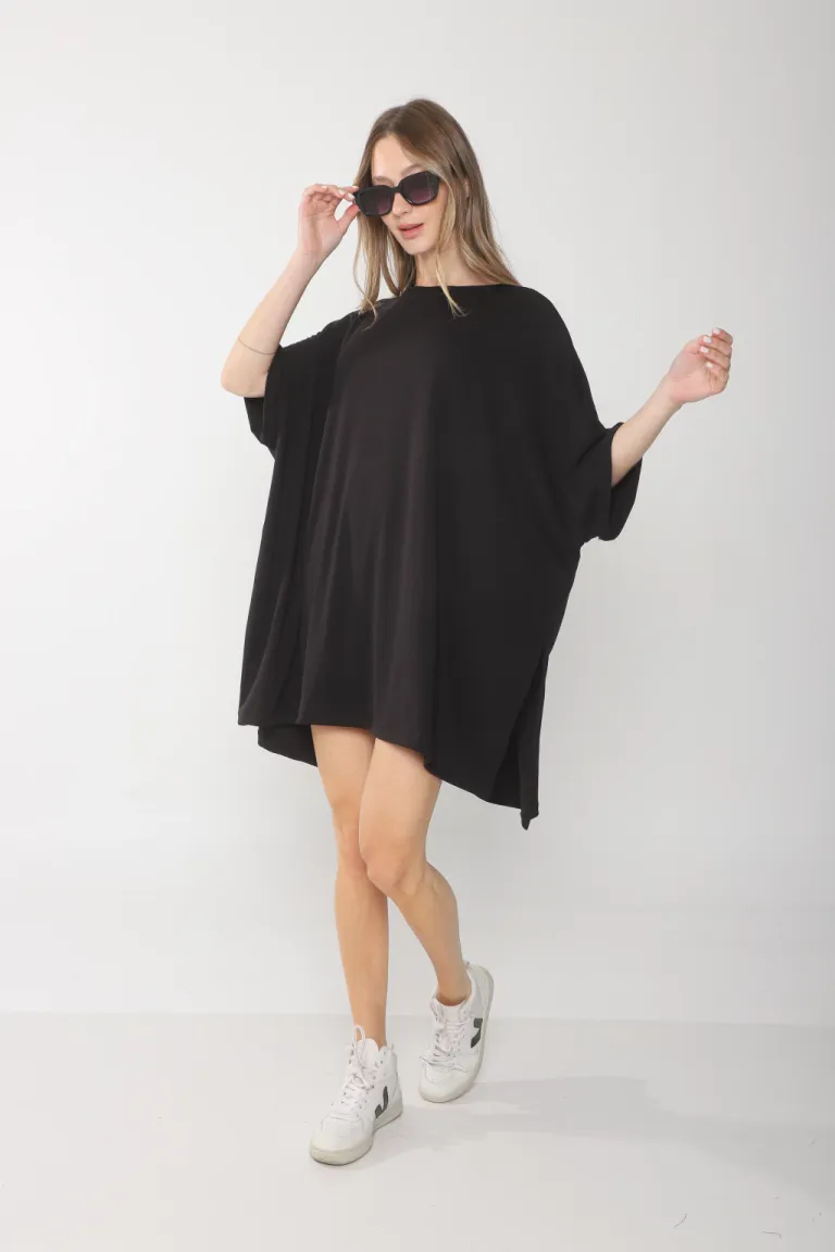 Remeron negro oversize con cuello redondo y aberturas laterales de Belle en Remeras para argentina
