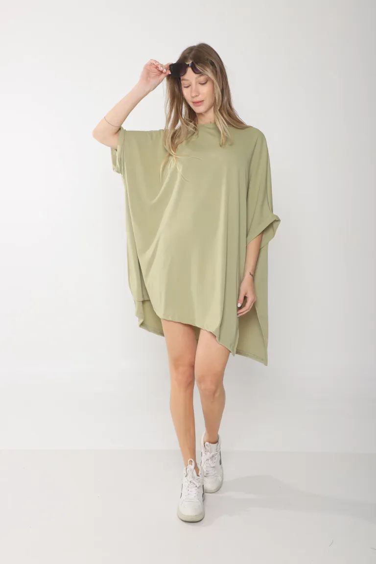 Remeron negro oversize con cuello redondo y aberturas laterales de Belle en Remeras para argentina