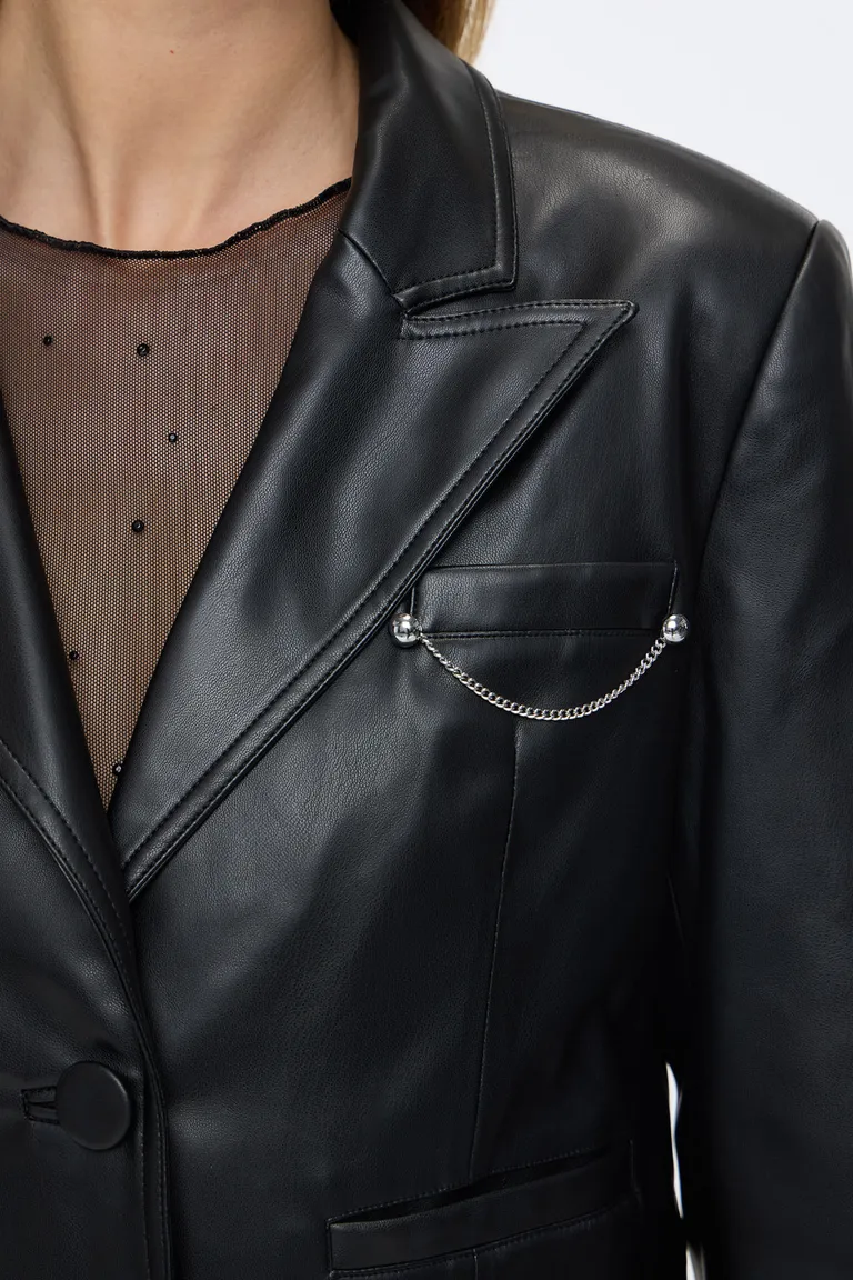 Blazer corto con solapas y detalle de cadena metálica en bolsillo de pecho de Cuesta Blanca en Blazers para argentina