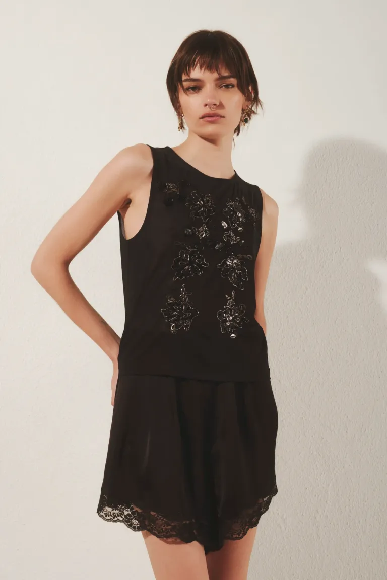 Top sin mangas con bordado floral elaborado a mano de Rapsodia en Tops para argentina