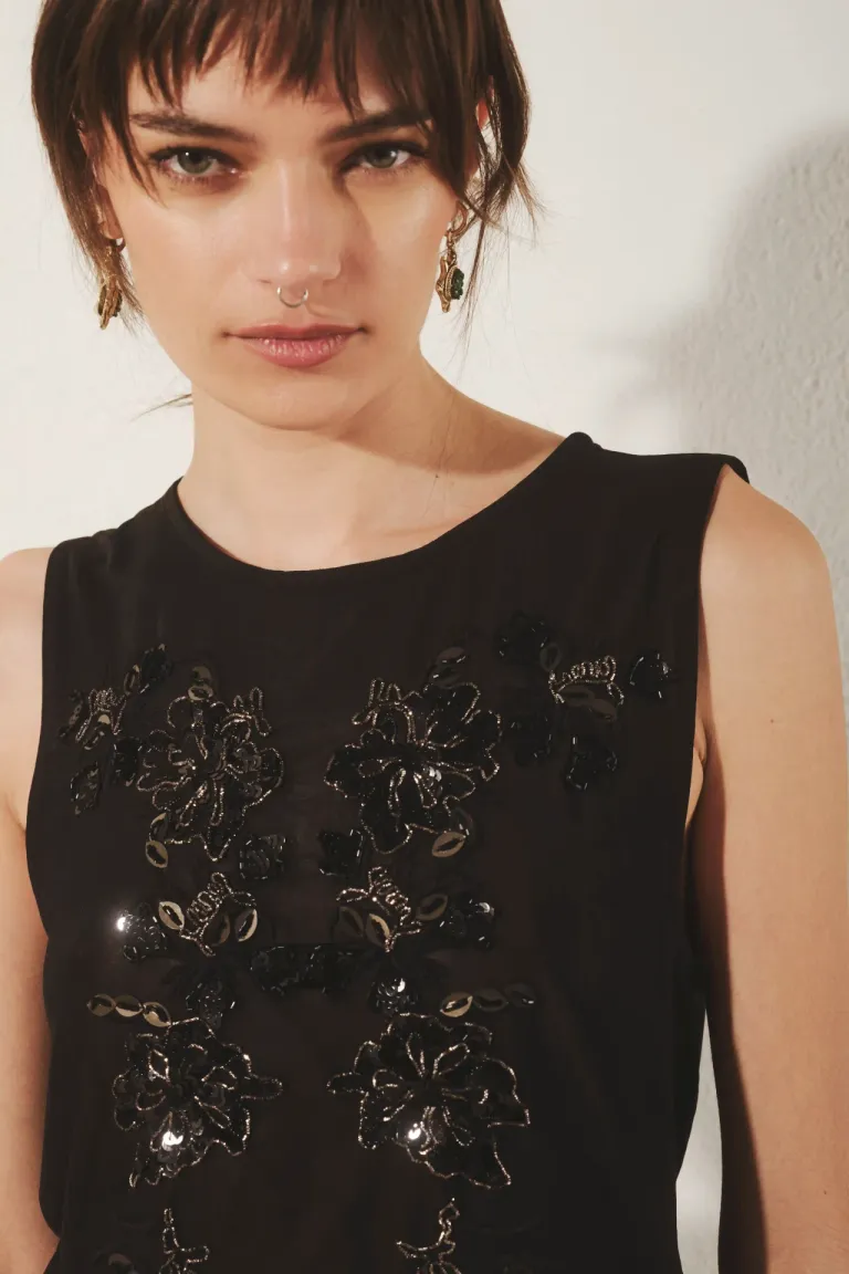 Top sin mangas con bordado floral elaborado a mano de Rapsodia en Tops para argentina