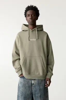 Sudadera bordada tennis club capucha de Pull&Bear en Buzos y Sweaters para argentina