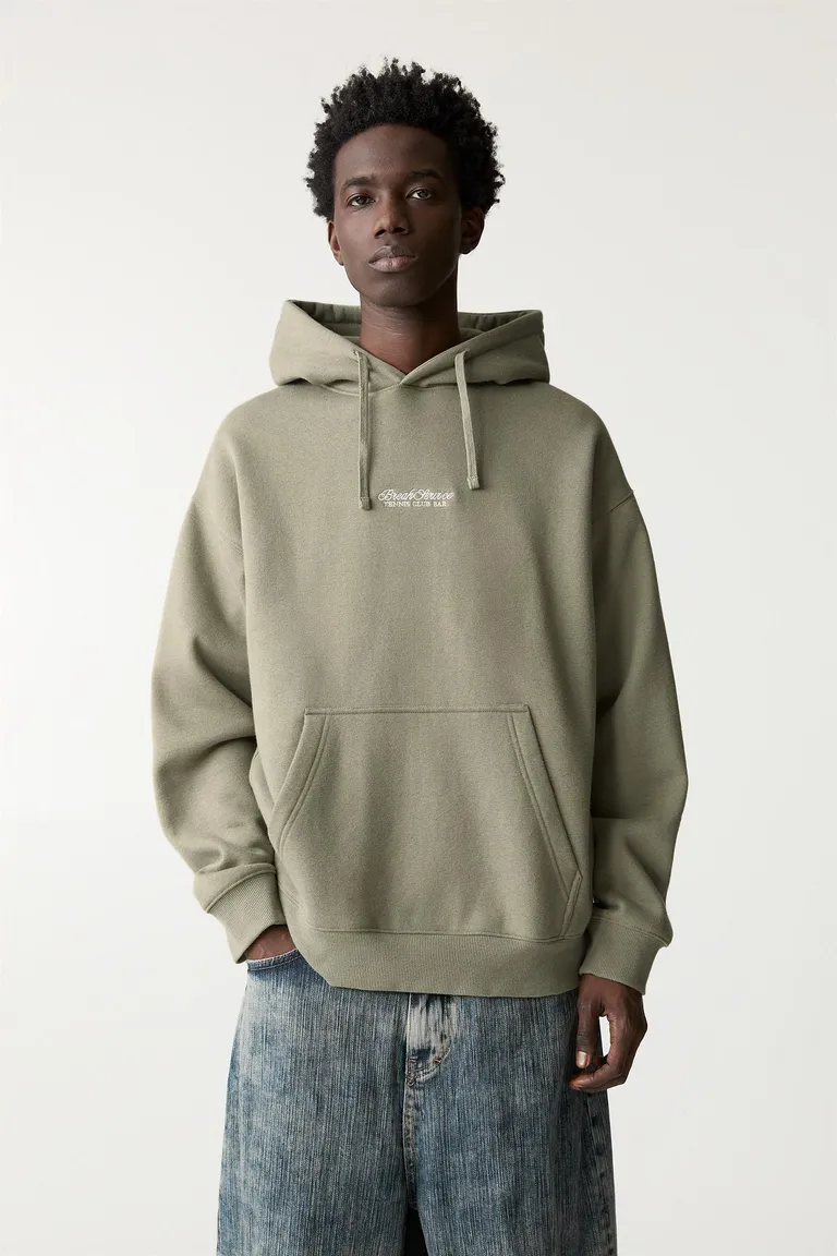 Sudadera bordada tennis club capucha de Pull&Bear en Buzos y Sweaters para argentina