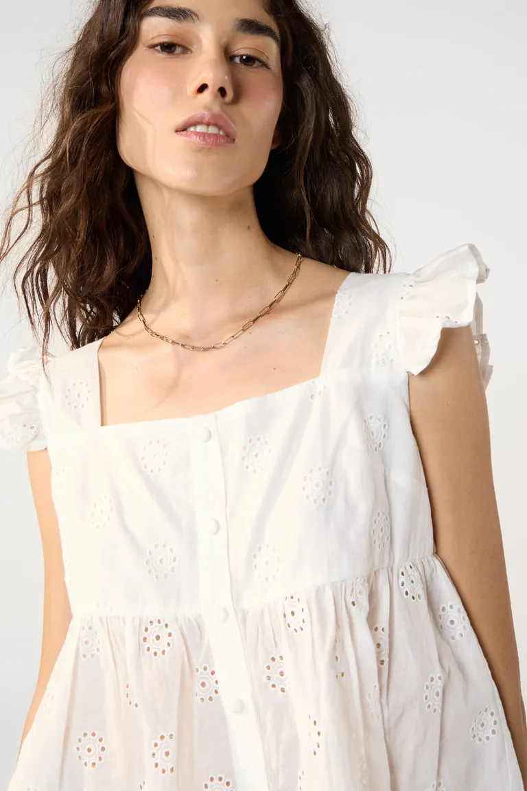 Top blanco de broderie con escote cuadrado y volados en los breteles de Cuesta Blanca en Tops para argentina