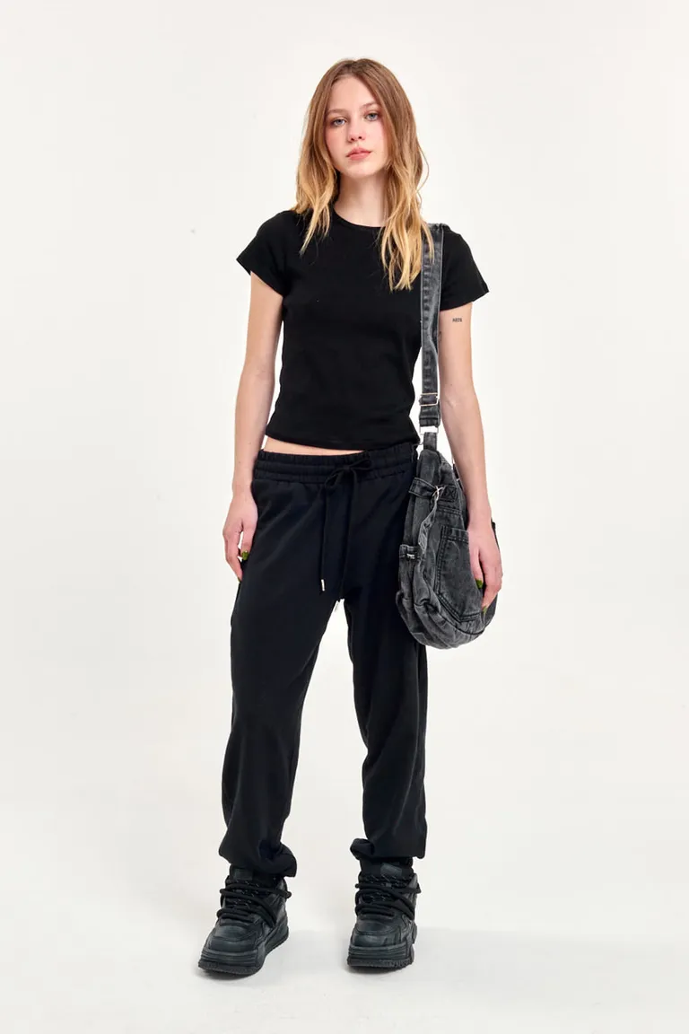 Pantalón de corte relajado en color negro para un look casual y cómodo de 47 Street en Pantalones para argentina