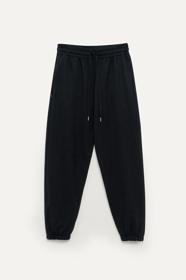 Pantalón de corte relajado en color negro para un look casual y cómodo de 47 Street en Pantalones para argentina