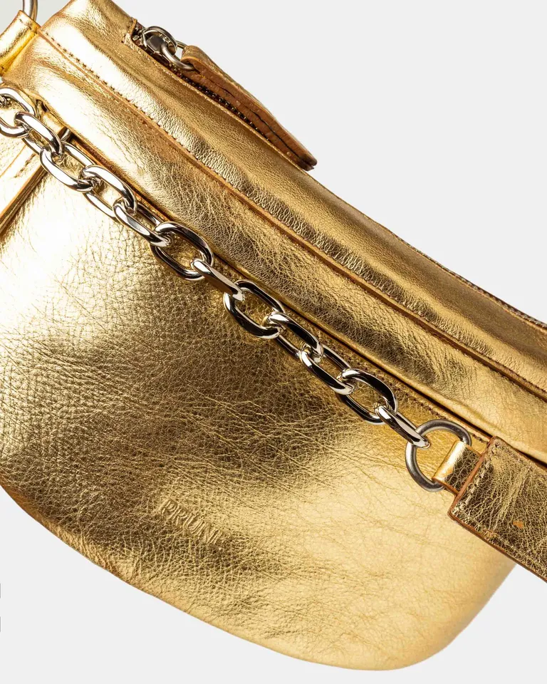 Riñonera dorada de cuero con cadena, un accesorio ideal para looks urbanos y casuales de Prüne en Riñoneras para argentina