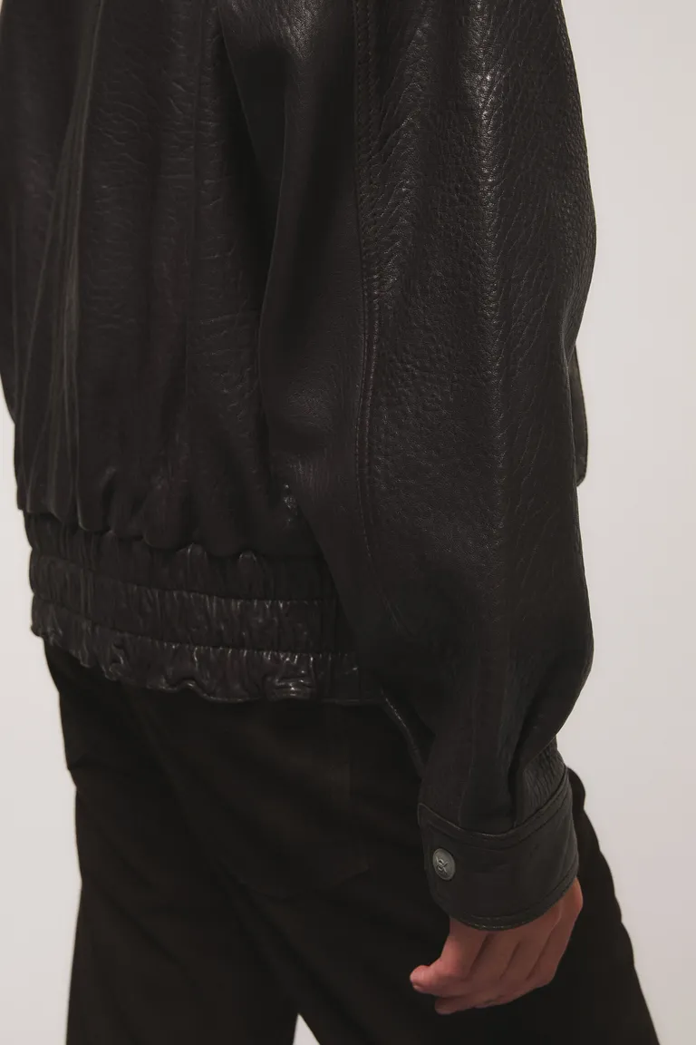 Campera oversize con cierre asimétrico y bolsillos laterales de diseño moderno de Kosiuko en Chaquetas para argentina