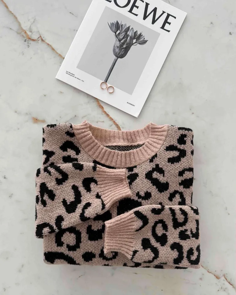 Sofisticado sweater tejido con diseño de estampado animal para mujer de Hesed en Buzos y Sweaters para argentina