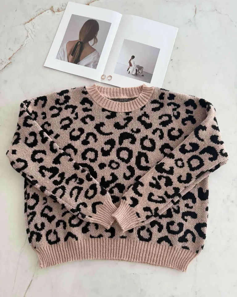Sofisticado sweater tejido con diseño de estampado animal para mujer de Hesed en Buzos y Sweaters para argentina