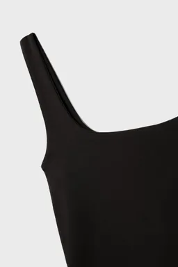 Camiseta de tirantes escote cuadrado de Stradivarius en Tops para argentina