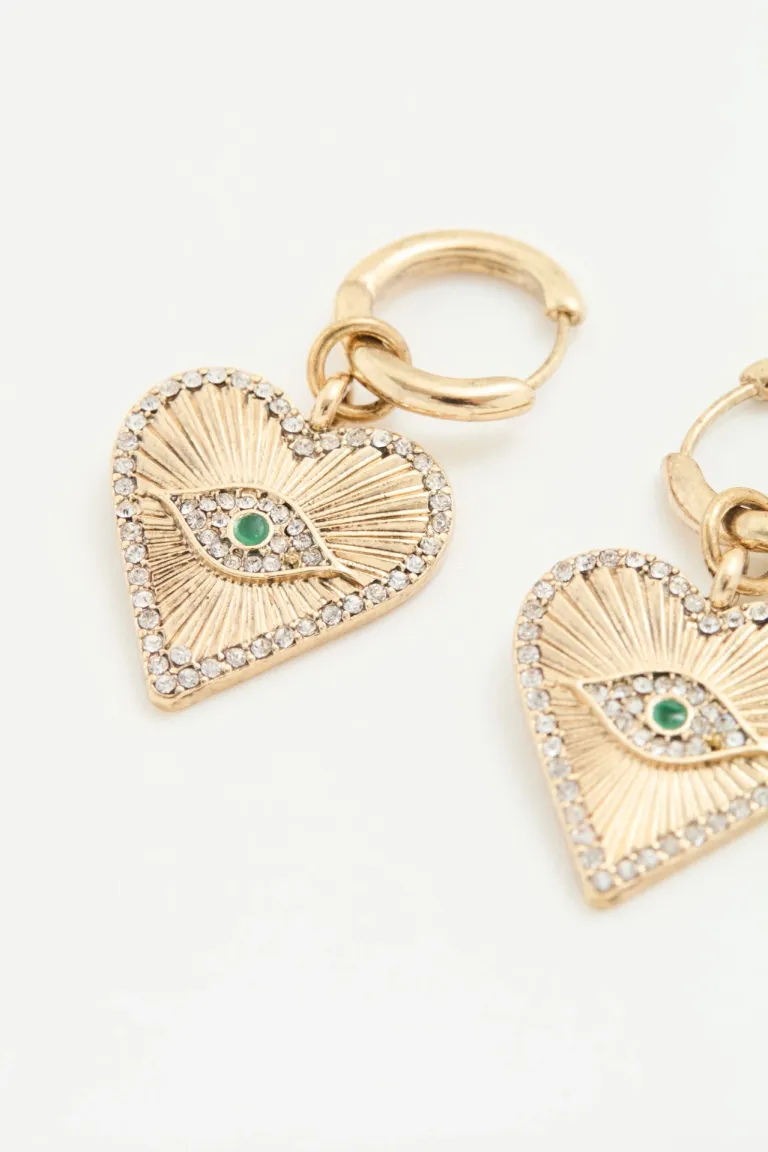Aros de argolla dorados con dijes de corazón en tonos metálicos de Rapsodia en Bijouterie para argentina