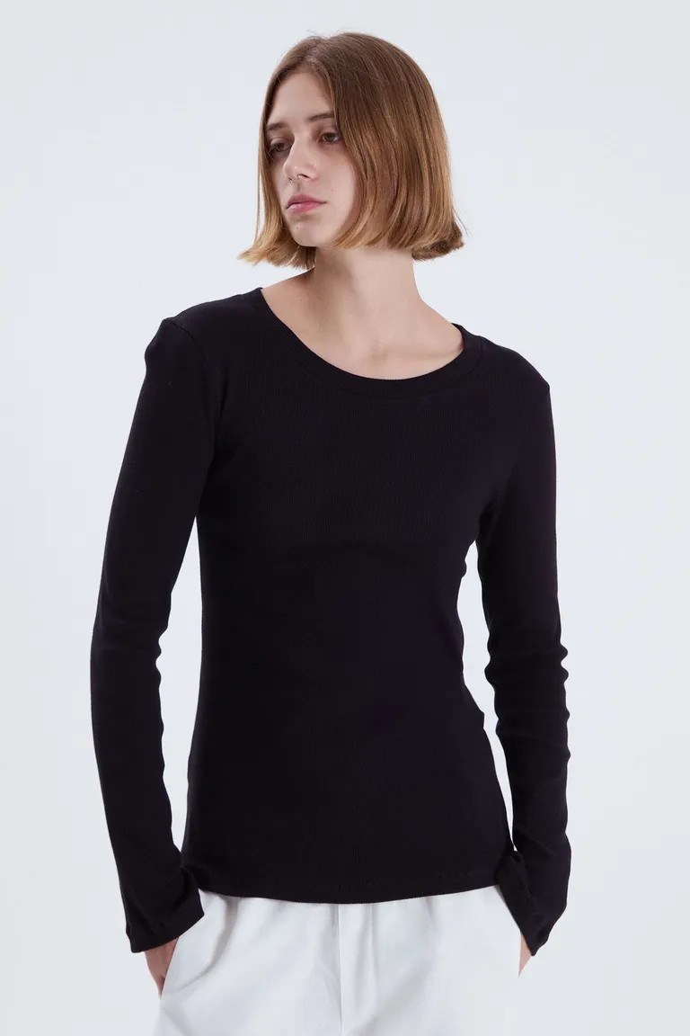 Remera de manga larga en negro, un básico atemporal y elegante para el armario femenino de Maria Cher en Remeras para argentina