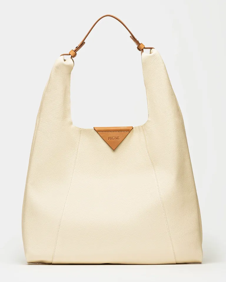 Bolso blanco de cuero graneado con detalles en madera para uso diurno y casual de Prüne en Bolsos y Carteras para argentina