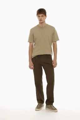 Pantalón chino corte relajado de Lefties en Pantalones para argentina