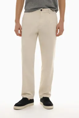Pantalón chino corte relajado de Lefties en Pantalones para argentina