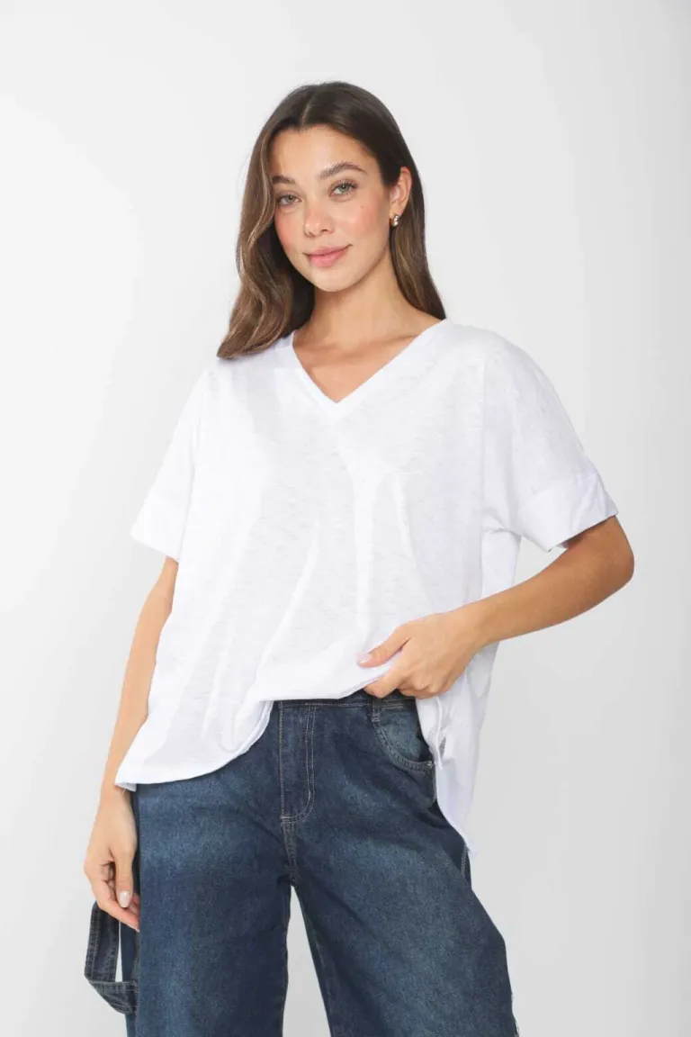 Remera blanca de escote en V, corte relajado y estilo casual para mujer de Belle en Remeras para argentina