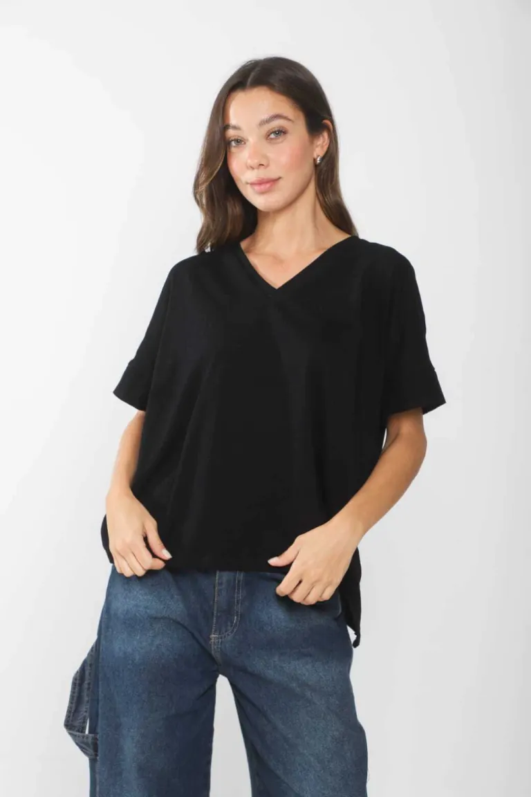 Remera blanca de escote en V, corte relajado y estilo casual para mujer de Belle en Remeras para argentina