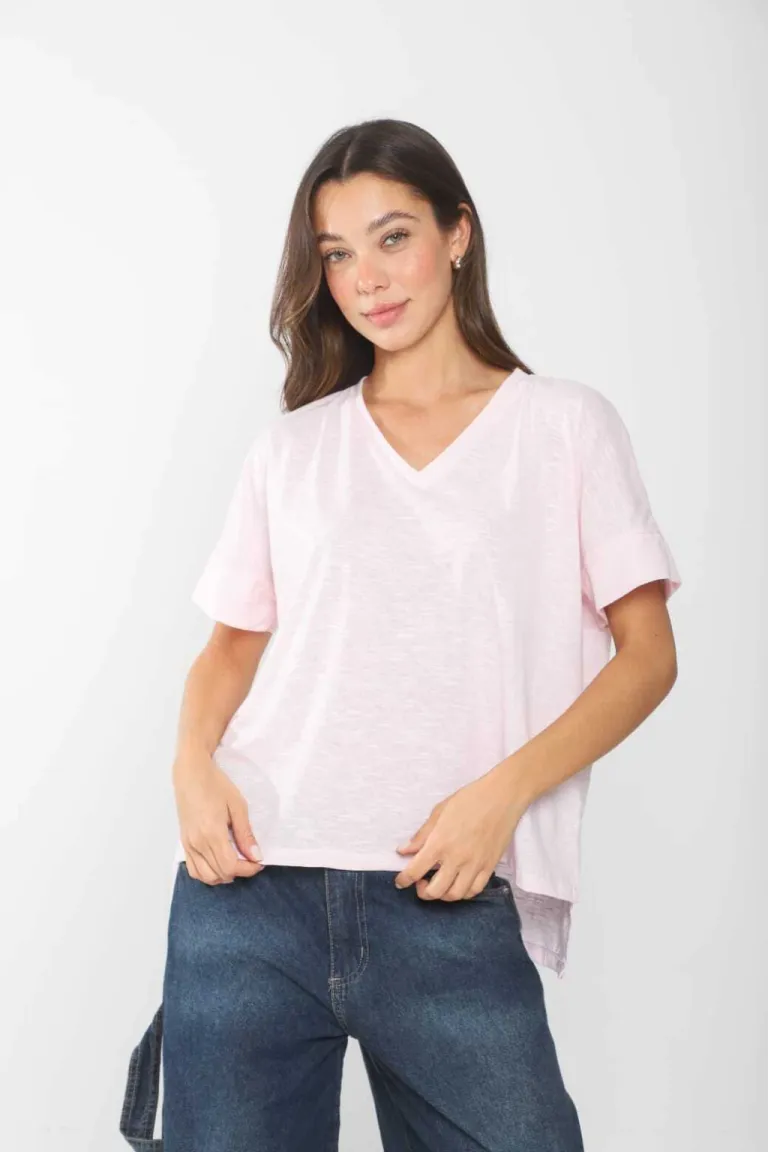Remera blanca de escote en V, corte relajado y estilo casual para mujer de Belle en Remeras para argentina