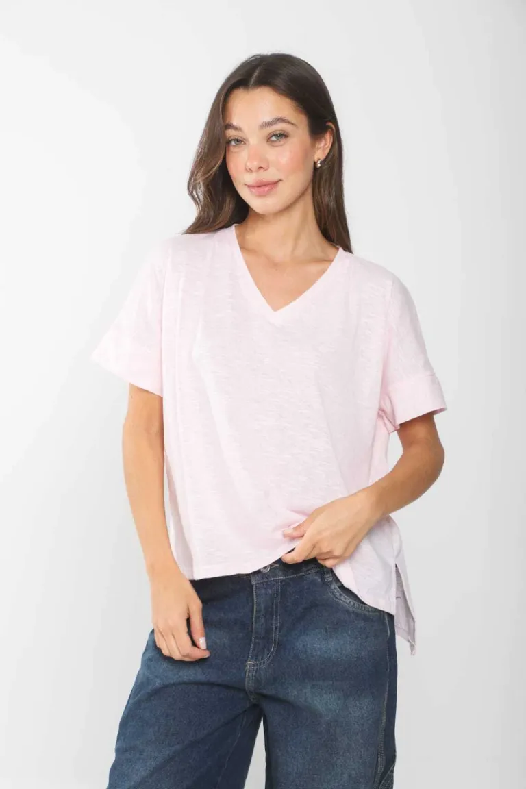 Remera blanca de escote en V, corte relajado y estilo casual para mujer de Belle en Remeras para argentina
