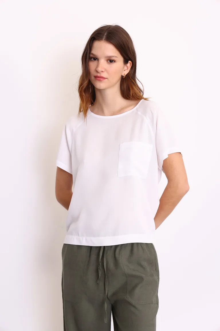 Blusa blanca de manga raglan y bolsillo, confeccionada en fibrana 100% rayón con efecto texturizado de Yagmour en Blusas para argentina