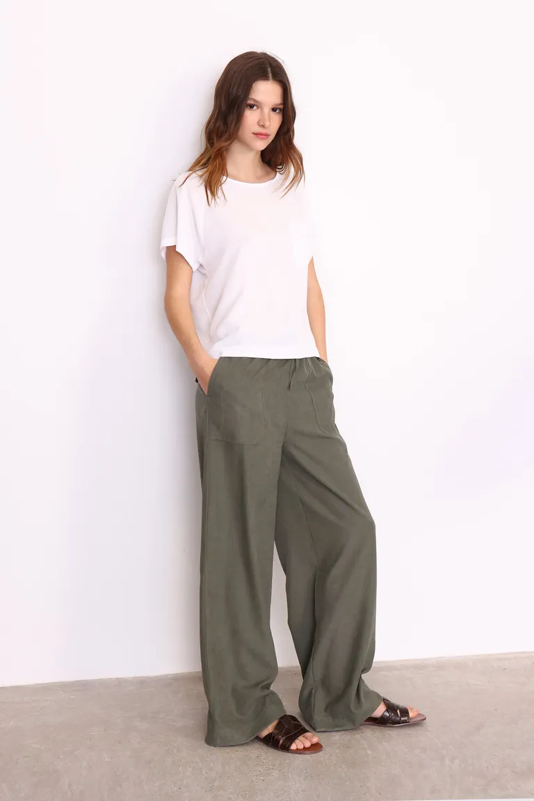 Blusa blanca de manga raglan y bolsillo, confeccionada en fibrana 100% rayón con efecto texturizado de Yagmour en Blusas para argentina